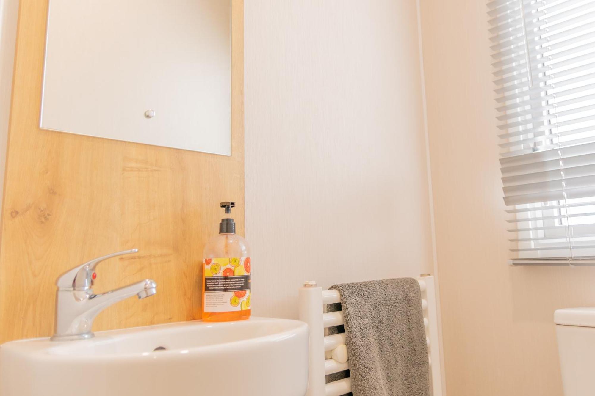 64 Lancaster The Lazy Willow 3 Bedroom Hot Tub Caravan Tattershall Lakes المظهر الخارجي الصورة