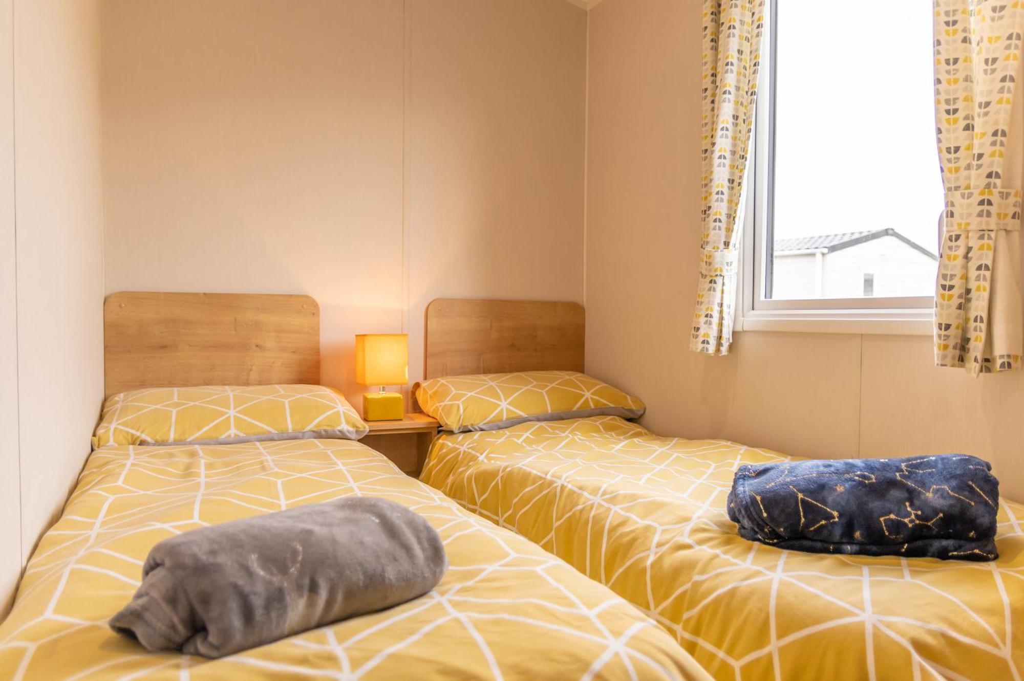 64 Lancaster The Lazy Willow 3 Bedroom Hot Tub Caravan Tattershall Lakes المظهر الخارجي الصورة
