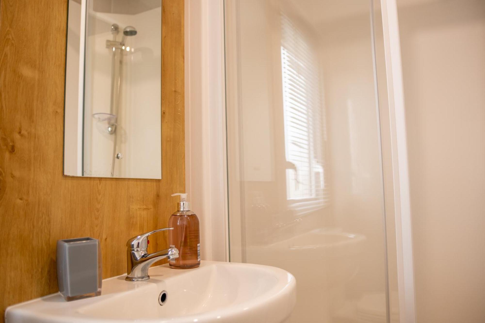 64 Lancaster The Lazy Willow 3 Bedroom Hot Tub Caravan Tattershall Lakes المظهر الخارجي الصورة
