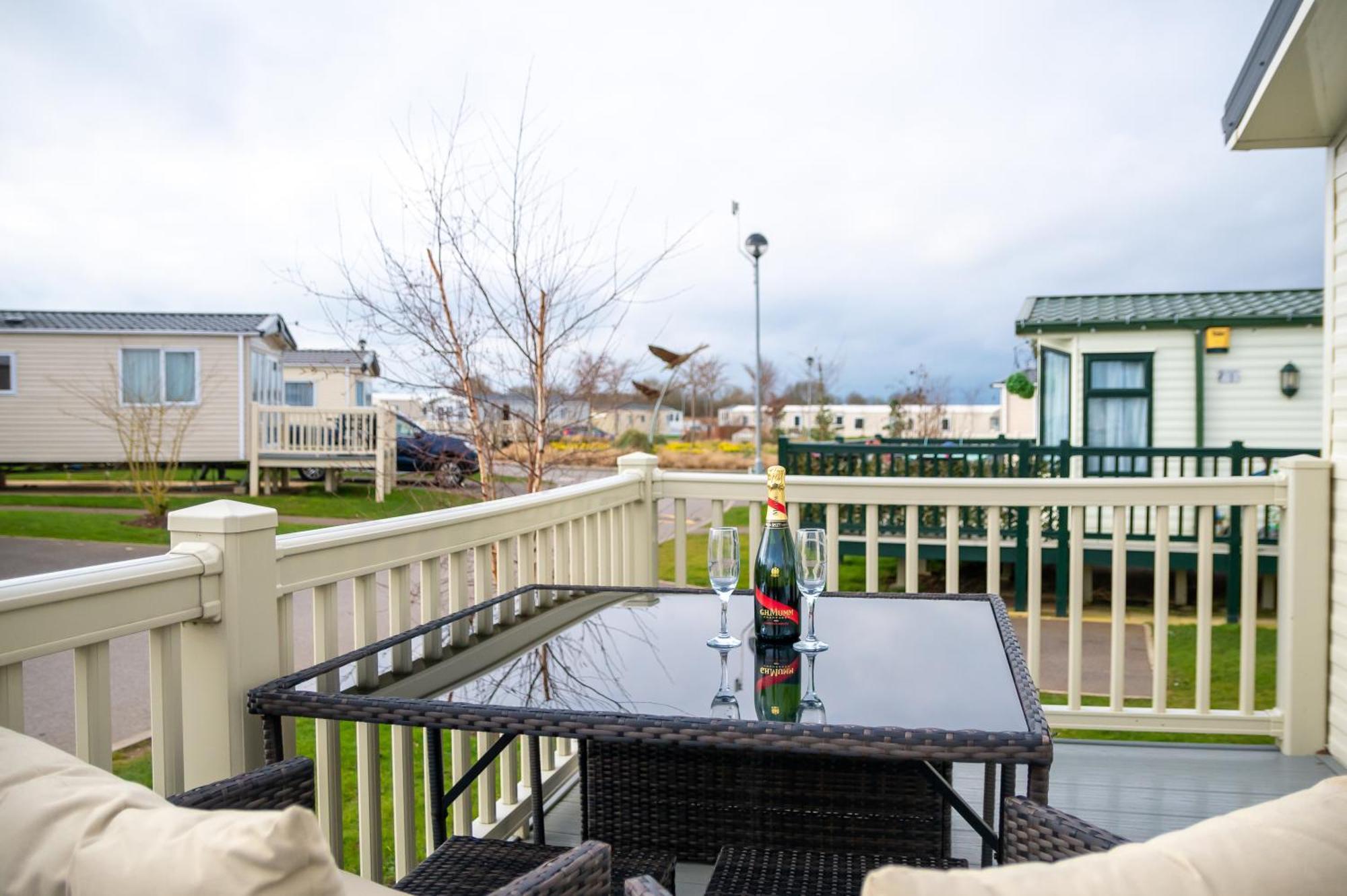 64 Lancaster The Lazy Willow 3 Bedroom Hot Tub Caravan Tattershall Lakes المظهر الخارجي الصورة