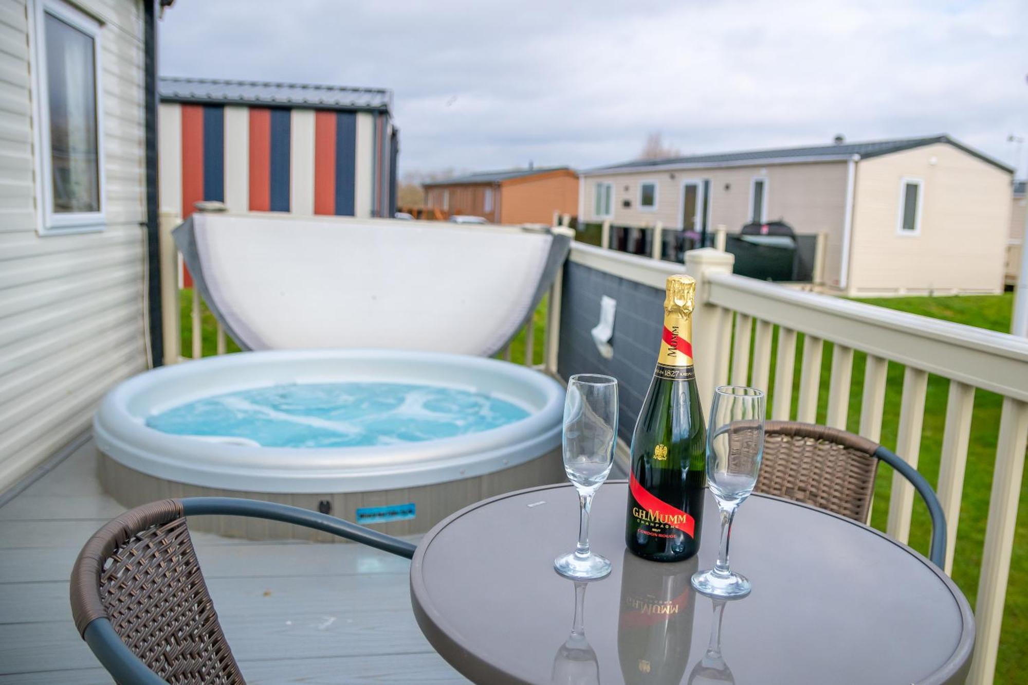 64 Lancaster The Lazy Willow 3 Bedroom Hot Tub Caravan Tattershall Lakes المظهر الخارجي الصورة